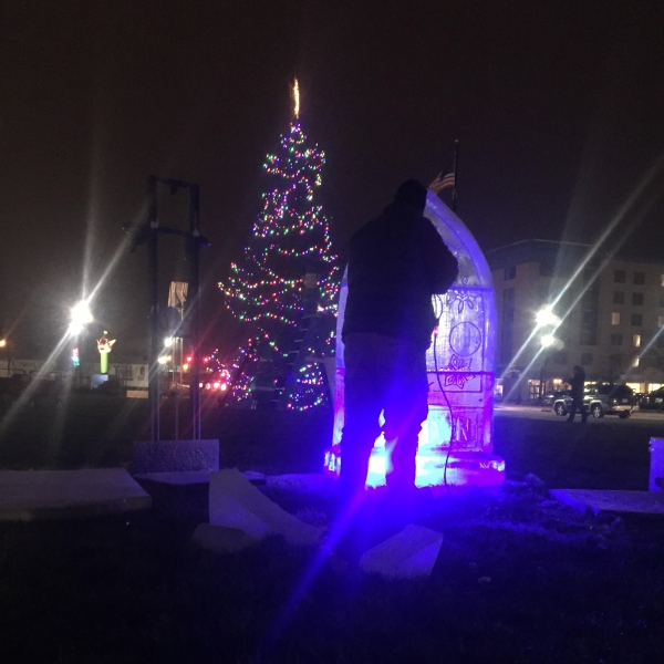 Muncie ice sculptor captivates “DWNTWN”